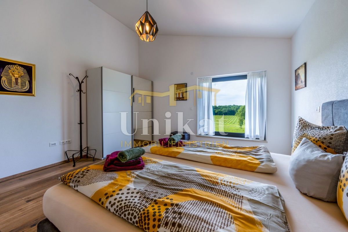 Luksuzna hiša z garažo v kleti - 3 km do morja